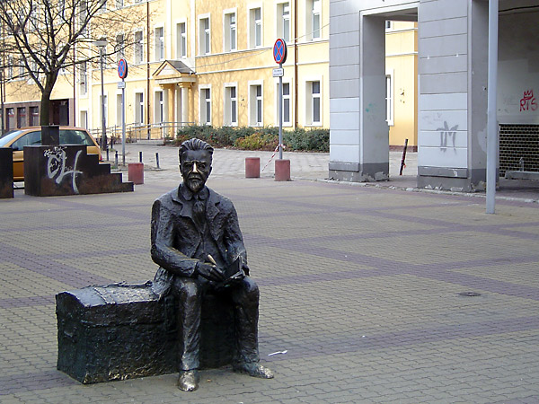 Reymont's Trunk, Piotrkowska Street.