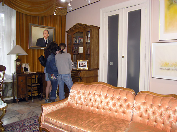 Students of Junior High School Number 24 in Jan Karski's room in the Museum of History of Lodz.