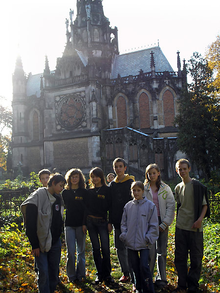 Students of Junior High School Number 24 in front of the Chapel of Karol Scheibler.