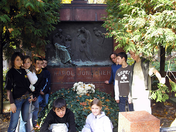 Our eTwinning group at the tombstone of Karol Jonscher